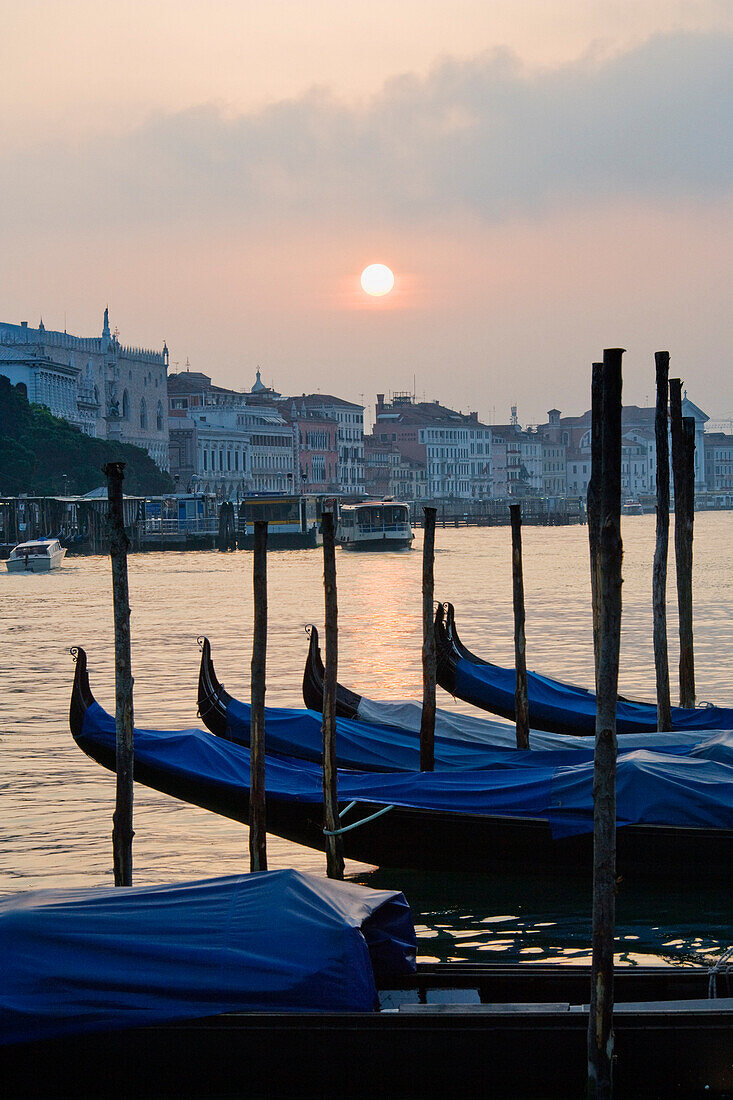 Gondeln auf dem Kanal,Venedig,Venetien,Italien