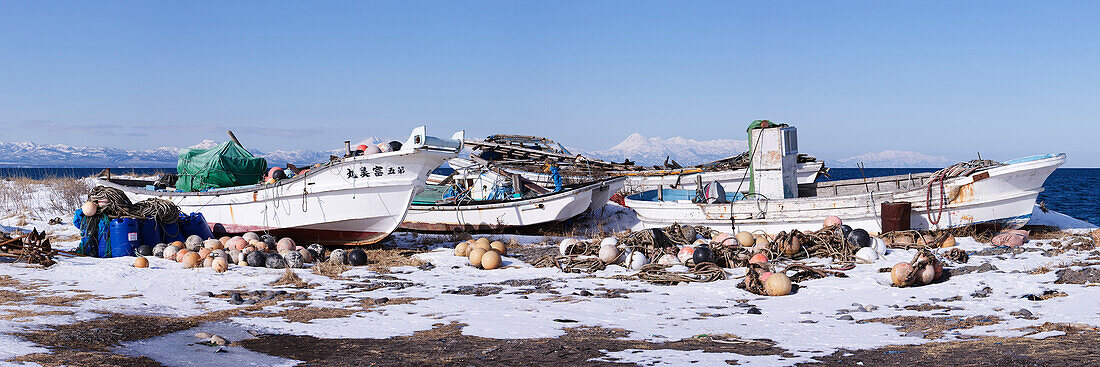 Fischerboote im Winter, Shiretoko-Halbinsel, Hokkaido, Japan