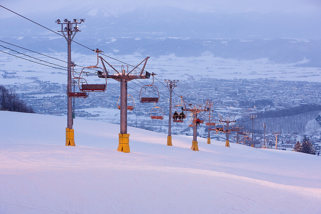 Skilift in der Abenddämmerung, Furano, Hokkaido, Japan