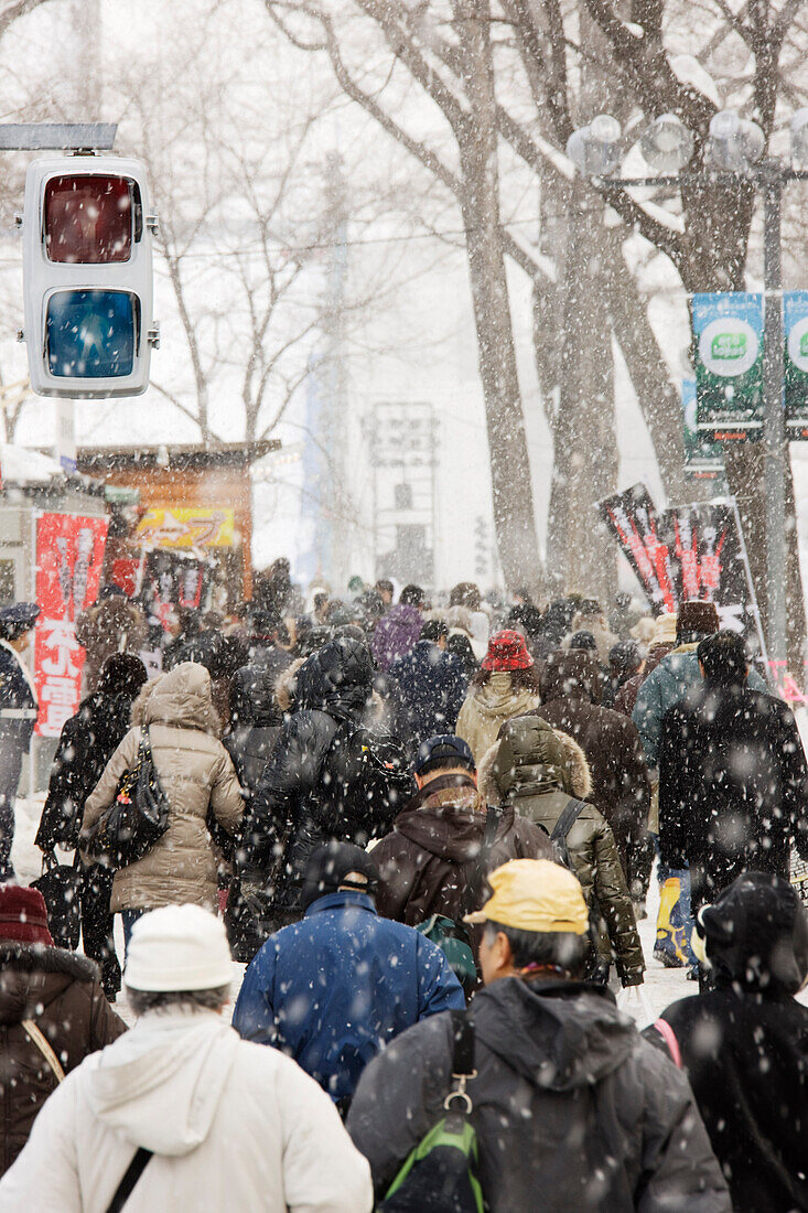 Menschen im Odori-Park beim Sapporo-Schneefest, Hokkaido, Japan