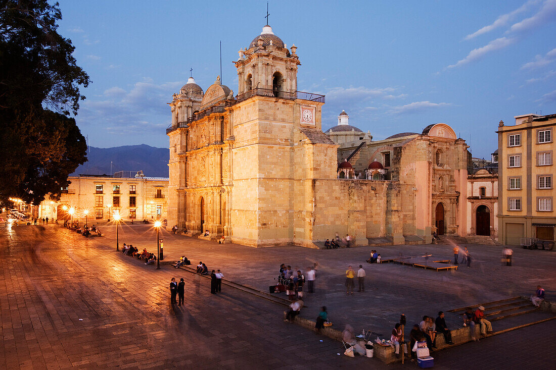 Menschen auf der Straße bei der Kathedrale, Alameda Park, Oaxaca, Mexiko