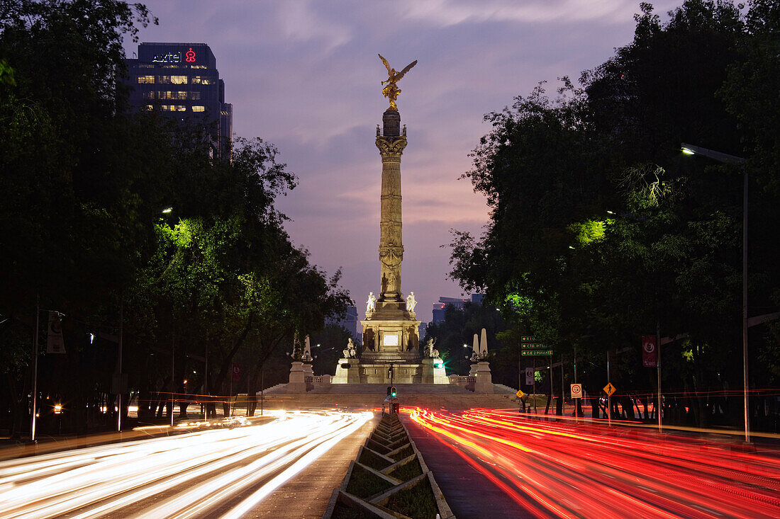 Verkehr auf der Straße, Paseo de la Reforma, Mexiko-Stadt, Mexiko