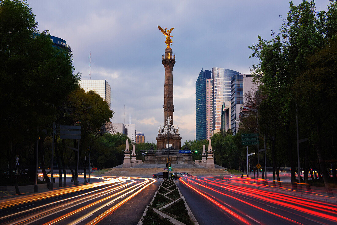 Verkehr auf der Straße,Paseo de la Reforma,Mexiko-Stadt,Mexiko