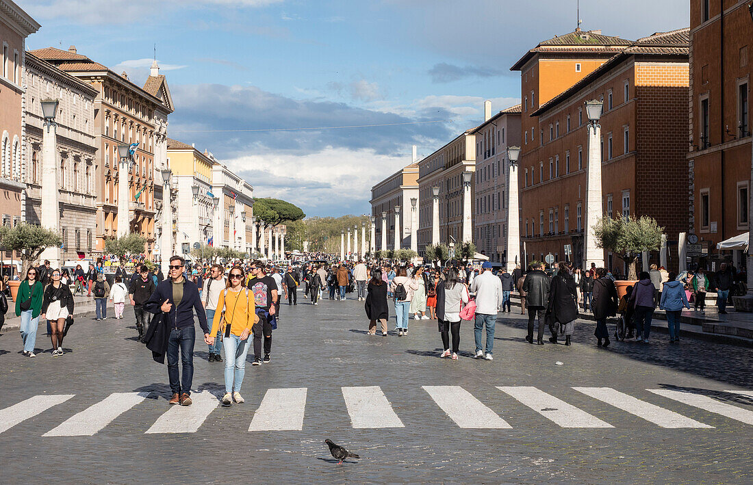 Menschenmenge auf der Straße der Versöhnung (Via della Conciliazone), Rom, Latium, Italien, Europa