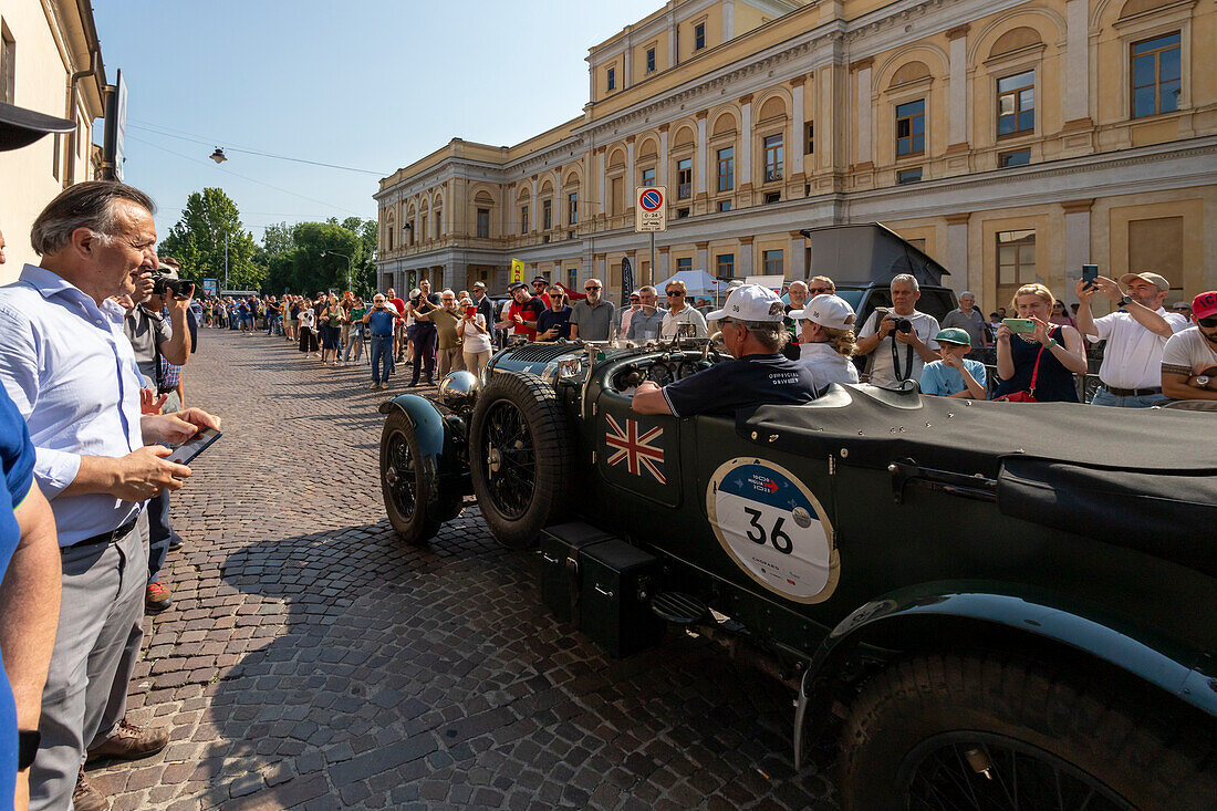 1000 Miglia, Parade historischer Autos zwischen zwei Flügeln der Menge, Novara, Piemont, Italien, Europa