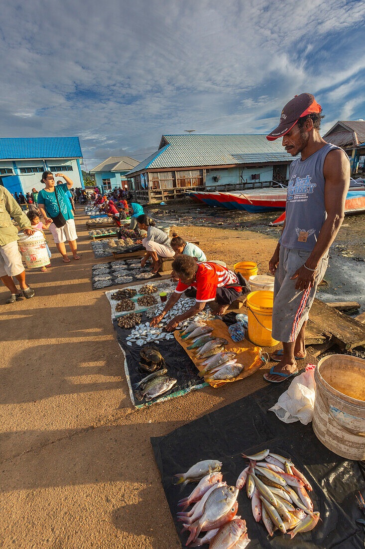 Verkäufer von frischem Fisch auf dem Fischmarkt in Sorong, der größten Stadt der indonesischen Provinz Südwest-Papua, Indonesien, Südostasien, Asien