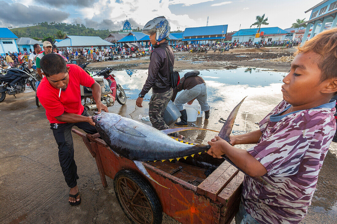 Verkäufer von frischem Fisch auf dem Fischmarkt in Sorong, der größten Stadt der indonesischen Provinz Südwest-Papua, Indonesien, Südostasien, Asien