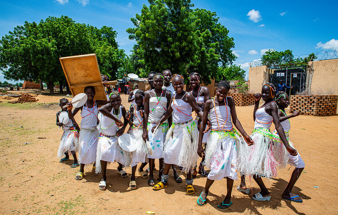 Mädchen tanzen bei einem Stammesfest,Südlicher Tschad,Afrika