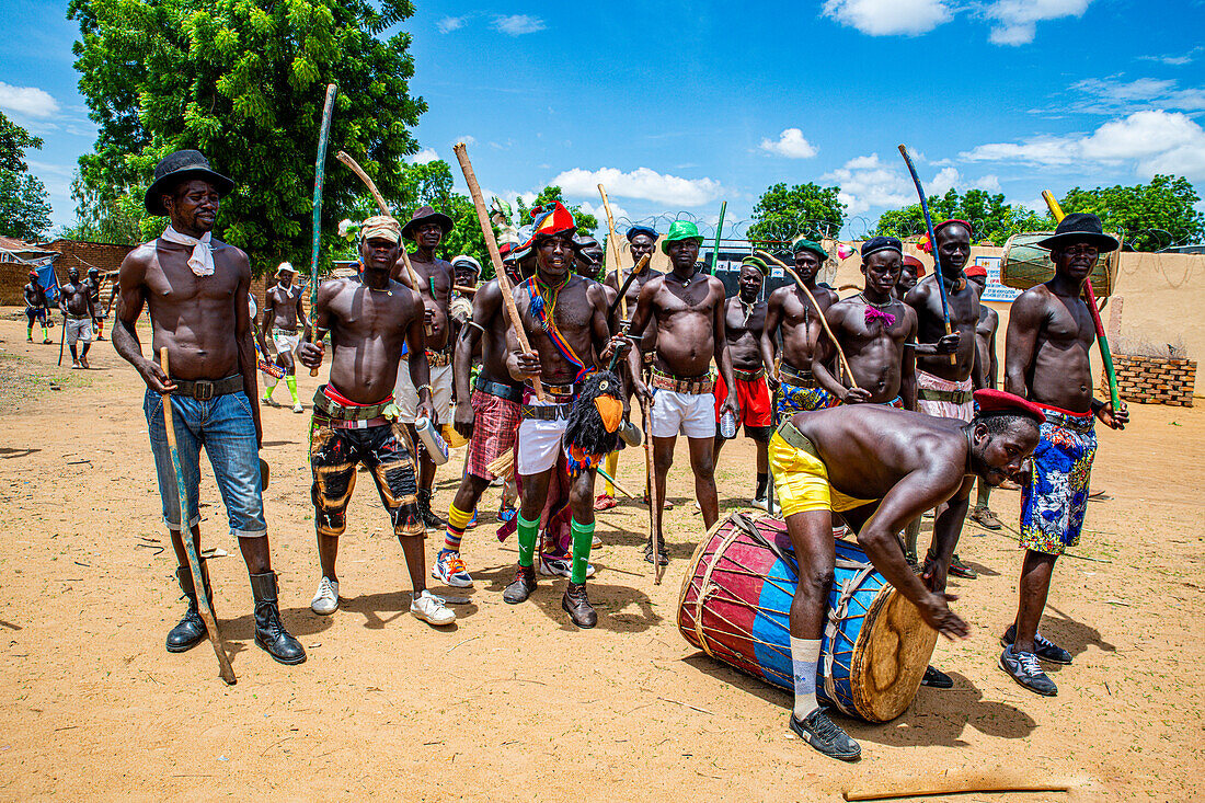 Männer tanzen bei einem Stammesfest,Südlicher Tschad,Afrika
