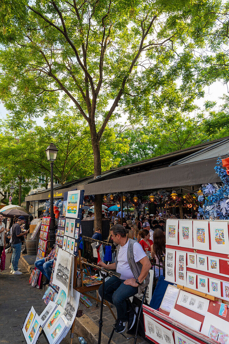 Straßenszene mit Verkaufsstand für Drucke, Montmartre, Paris, Frankreich, Europa