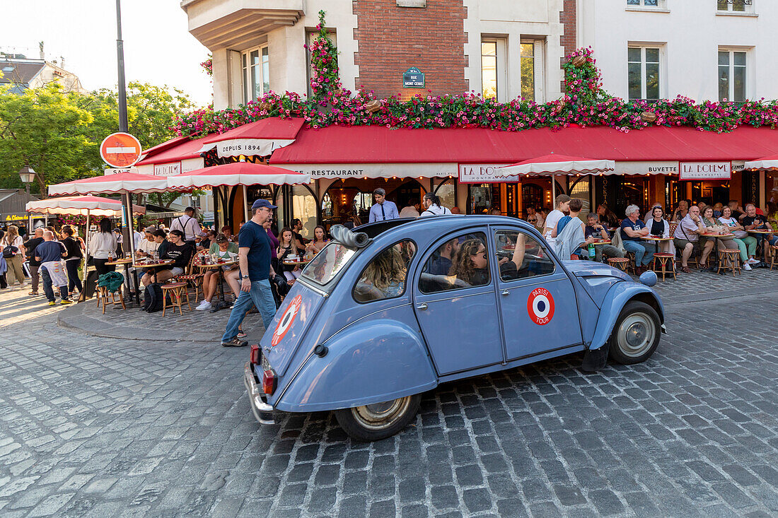 Straßenszene mit blauem Citroen 2CV und Cafe-Restaurant, Montmartre, Paris, Frankreich, Europa