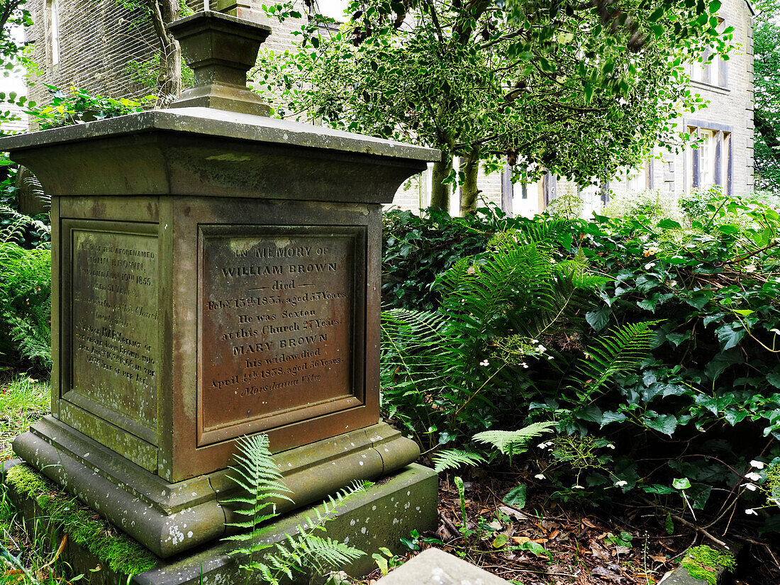 Die Gedenkstätte der Familie Brown auf dem Kirchhof von Haworth, Haworth, Yorkshire, England, Vereinigtes Königreich, Europa
