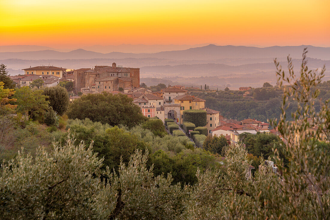 Blick auf den Sonnenaufgang über Chianciano Terme, Provinz Siena, Toskana, Italien, Europa