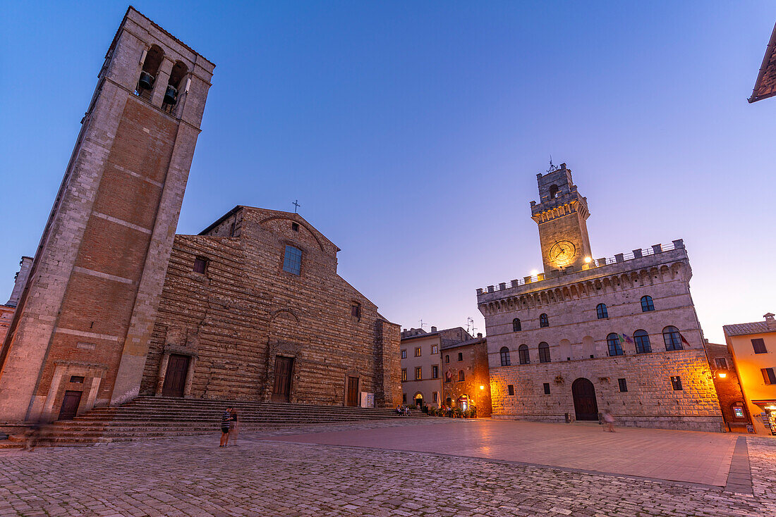 Blick auf den Dom und den Palazzo Comunale auf der Piazza Grande in der Abenddämmerung, Montepulciano, Provinz Siena, Toskana, Italien, Europa