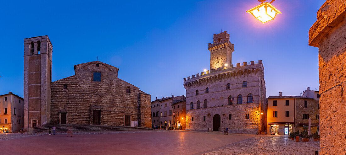 Blick auf den Dom und den Palazzo Comunale auf der Piazza Grande in der Abenddämmerung, Montepulciano, Provinz Siena, Toskana, Italien, Europa