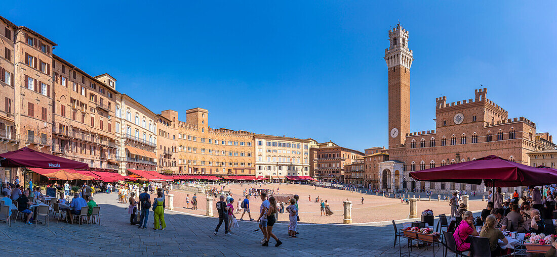 Blick auf Restaurants und Palazzo Pubblico auf der Piazza del Campo, UNESCO-Weltkulturerbe, Siena, Toskana, Italien, Europa