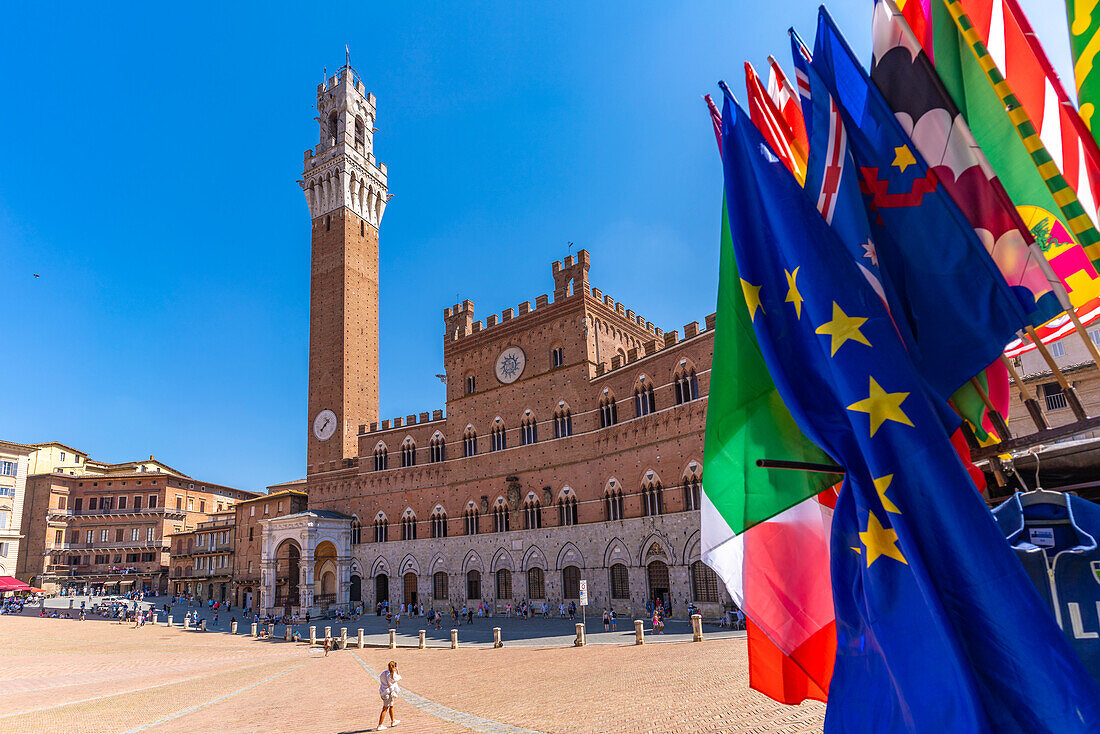 Blick auf Fahnen und Palazzo Pubblico auf der Piazza del Campo, UNESCO-Weltkulturerbe, Siena, Toskana, Italien, Europa