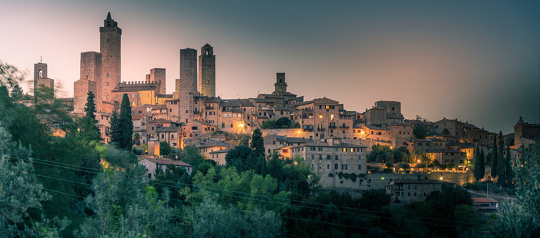 Blick auf die Skyline von San Gimignano in der Abenddämmerung, San Gimignano, UNESCO-Welterbe, Provinz Siena, Toskana, Italien, Europa