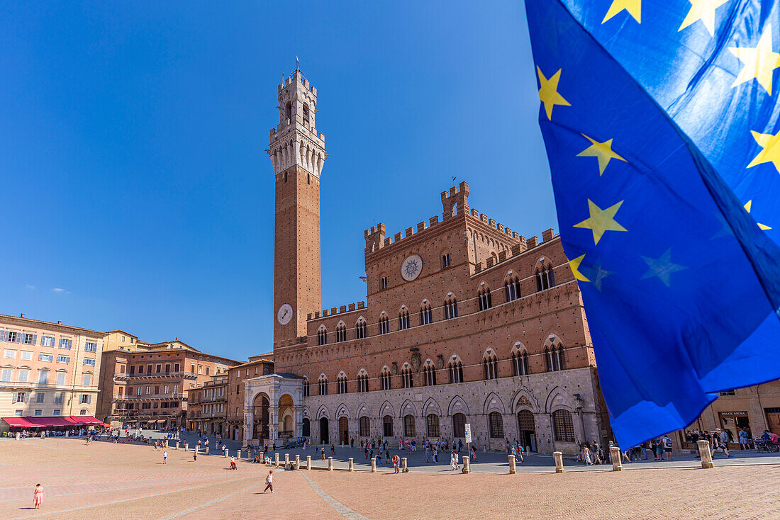 Blick auf EU-Flaggen und Palazzo Pubblico auf der Piazza del Campo, UNESCO-Welterbe, Siena, Toskana, Italien, Europa