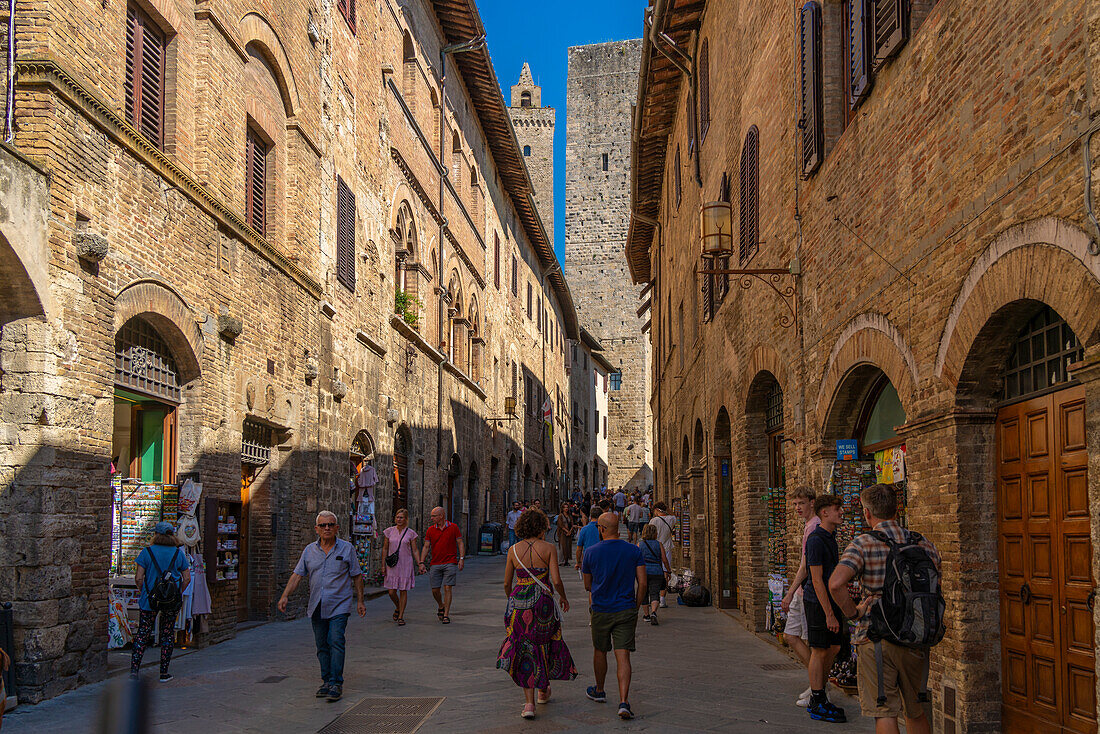 Blick auf Türme von einer engen Straße in San Gimignano, San Gimignano, UNESCO-Weltkulturerbe, Provinz Siena, Toskana, Italien, Europa