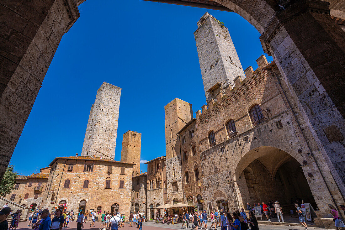Blick auf Türme und Piazza del Duomo in San Gimignano, San Gimignano, UNESCO-Weltkulturerbe, Provinz Siena, Toskana, Italien, Europa