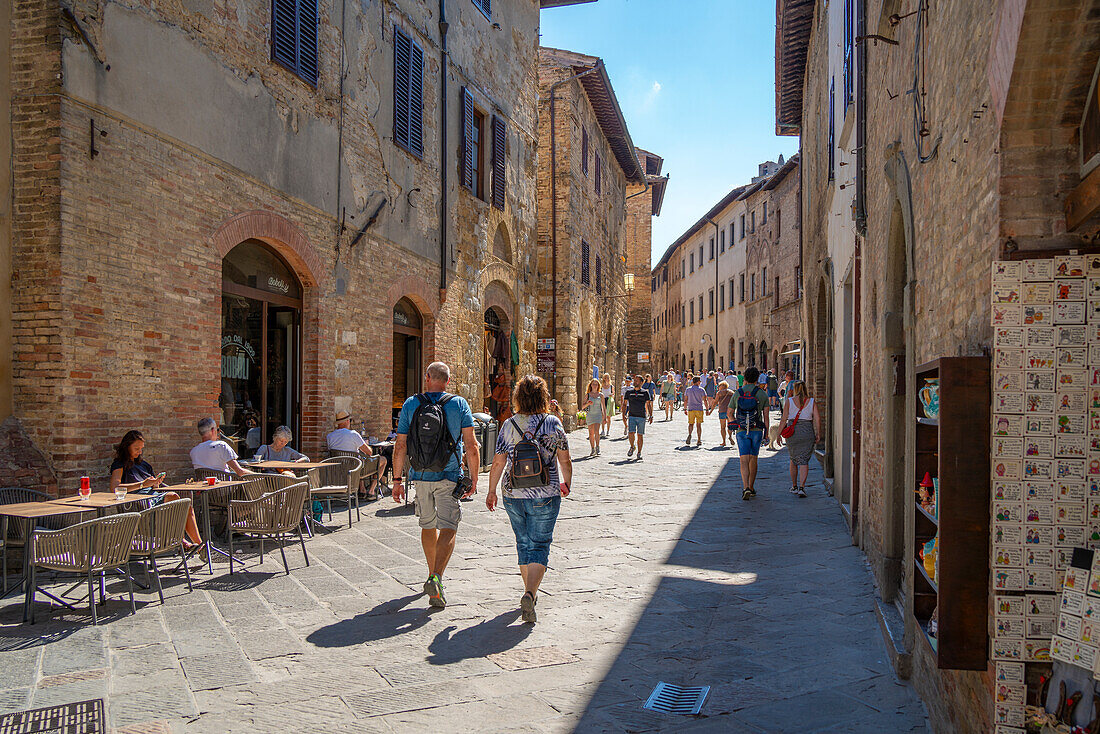 Blick auf enge Gasse in San Gimignano, San Gimignano, Provinz Siena, Toskana, Italien, Europa
