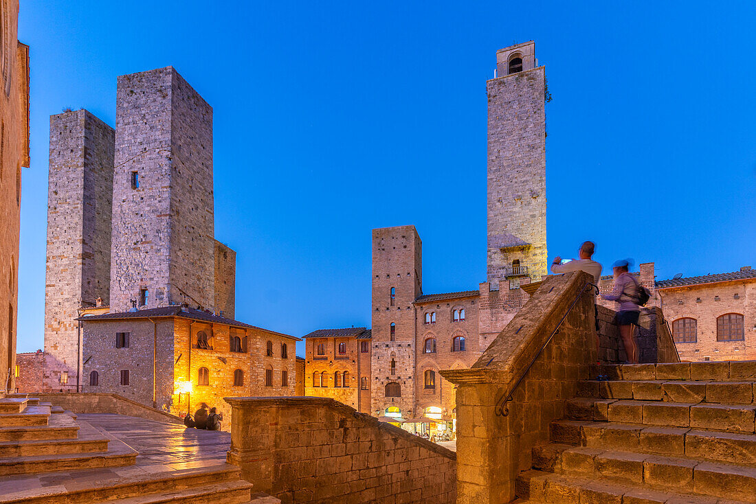 Blick auf Türme auf der Piazza del Duomo in der Abenddämmerung, San Gimignano, UNESCO-Welterbe, Provinz Siena, Toskana, Italien, Europa