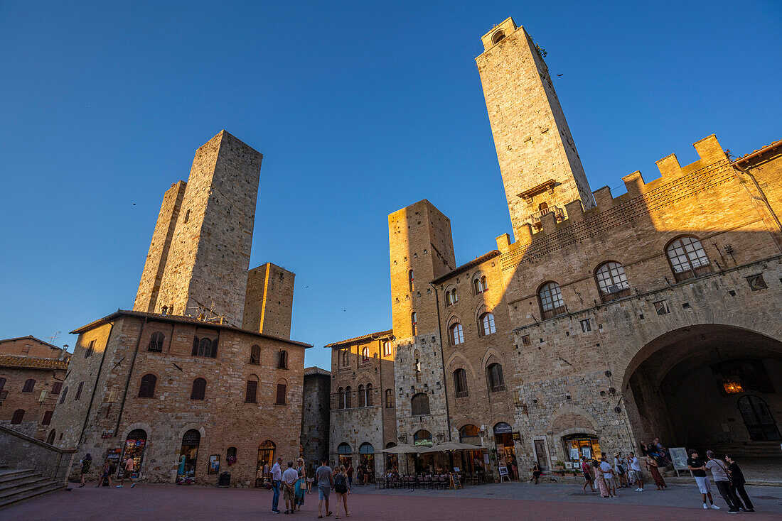 Blick auf das historische Zentrum und die Türme auf der Piazza del Duomo, San Gimignano, UNESCO-Weltkulturerbe, Provinz Siena, Toskana, Italien, Europa