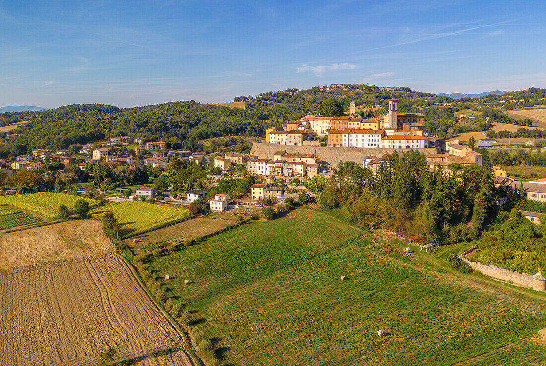 Blick von oben auf Ackerland, Landschaft und Stadt, Monterchi, Provinz Arezzo, Italien, Europa