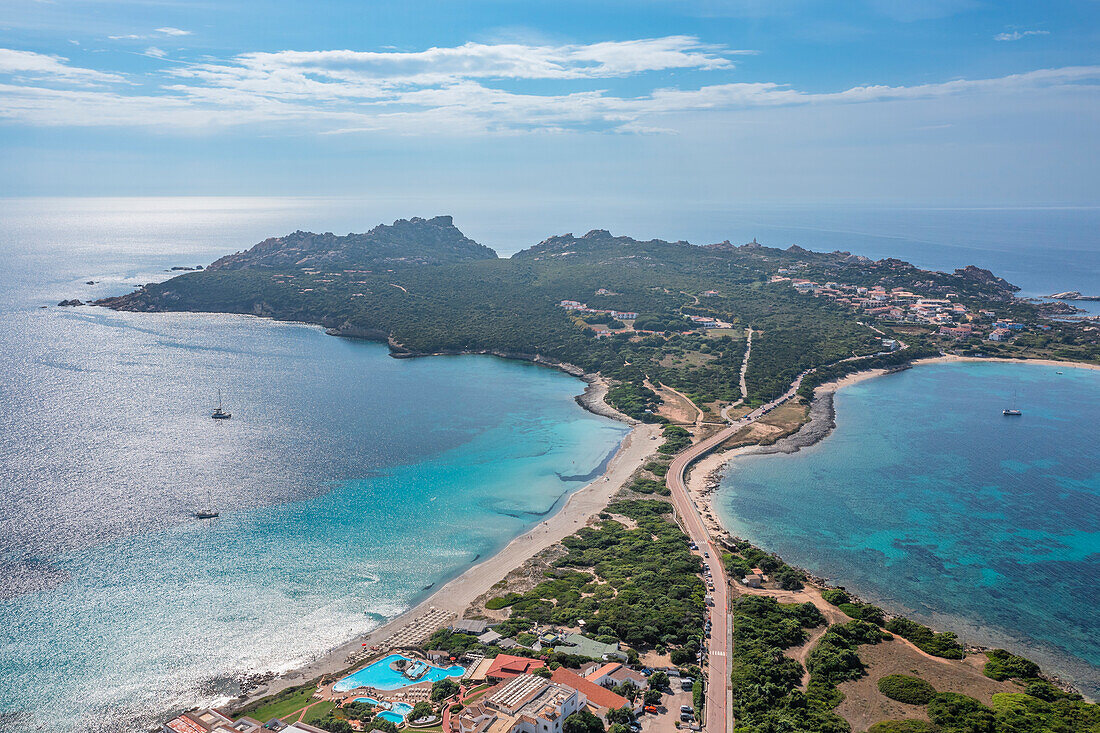 Blick über Spiaggia del Due Mari zum Capo Testa,Santa Teresa di Gallura,Sardinien,Italien,Mittelmeer,Europa