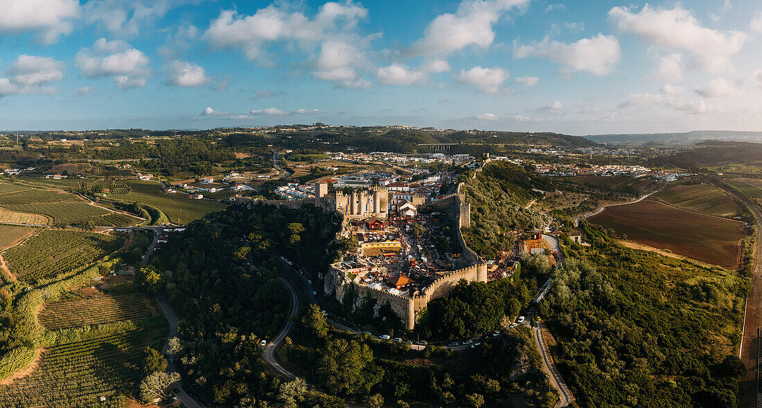 Luftaufnahme des berühmten mittelalterlichen Jahrmarkts im Juli in Obidos, einer UNESCO-Welterbestätte als kreative Stadt der Literatur, Obidos, Leiria, Portugal, Europa