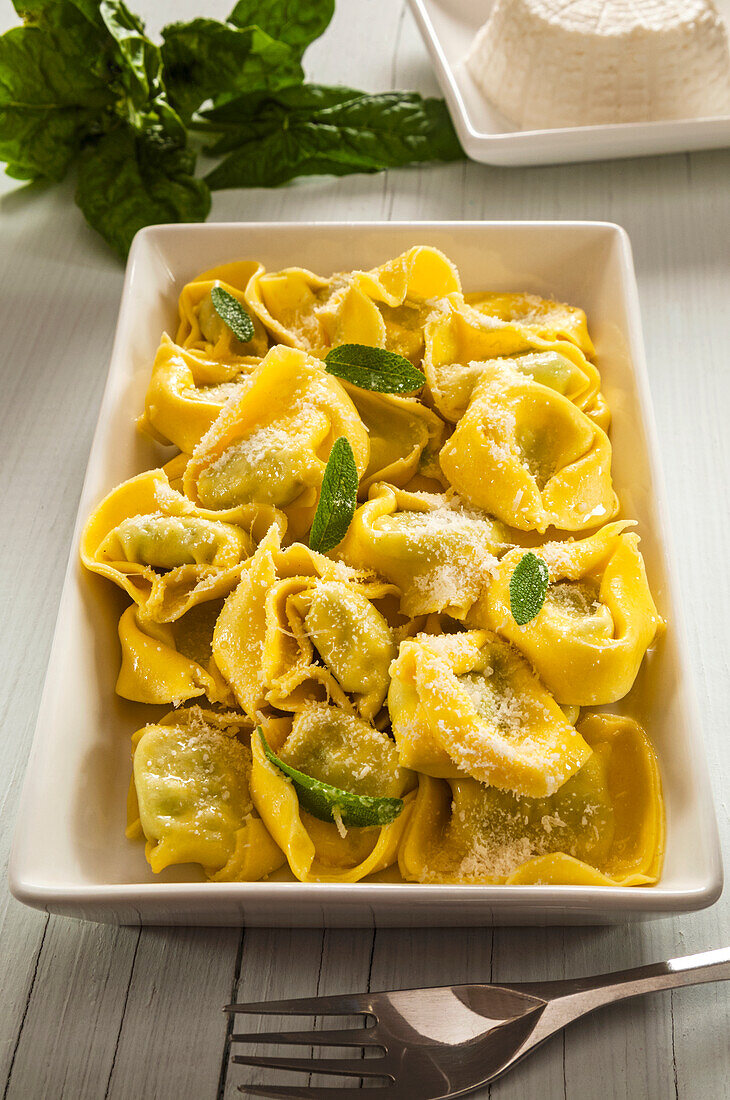 Mit Spinat und Ricotta gefüllte Ravioli mit Butter, Salbei und Parmesan,Italienische Küche,Italien,Europa