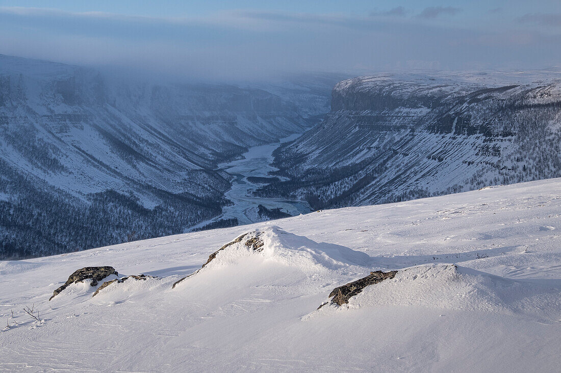 Alta Canyon und der Alta River von der Finnmark-Hochebene im Winter, Finnmark-Hochebene, nahe Alta, Polarkreis, Norwegen, Skandinavien, Europa