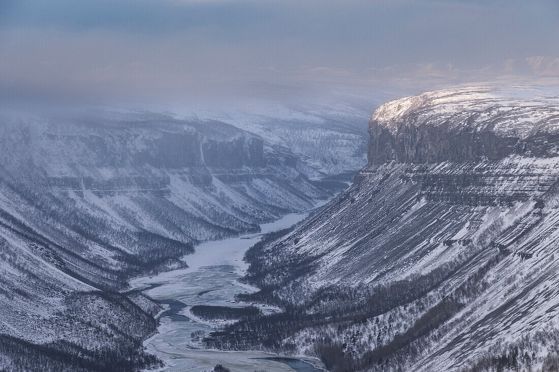 Alta-Schlucht und der Alta-Fluss von der Finnmark-Hochebene im Winter, Finnmark-Hochebene, nahe Alta, Polarkreis, Norwegen, Skandinavien, Europa
