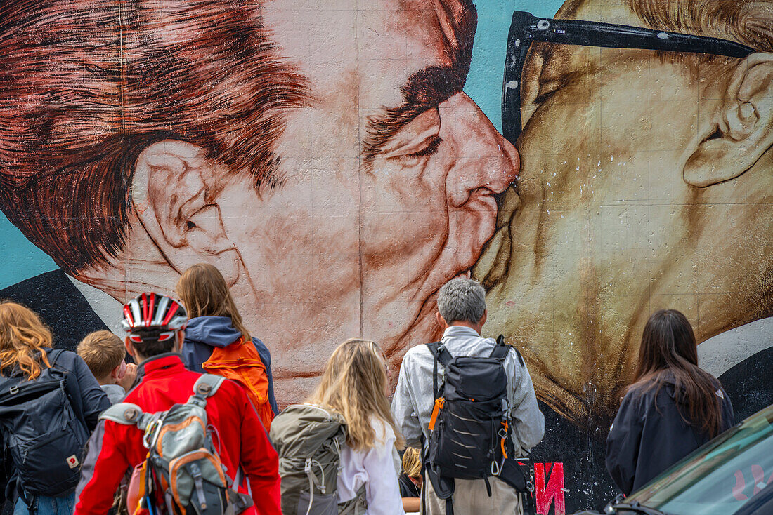 Blick auf das Kunstwerk an der Berliner Mauer, östlicher Teil der ehemaligen Berliner Mauer entlang der Spree, Berlin, Deutschland, Europa