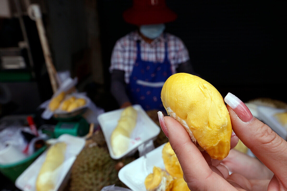 Eine Frau bereitet Durian-Früchte für den Verkauf an einem bei Touristen und Einheimischen beliebten Straßenverkaufsstand vor, Bangkok, Thailand, Südostasien, Asien
