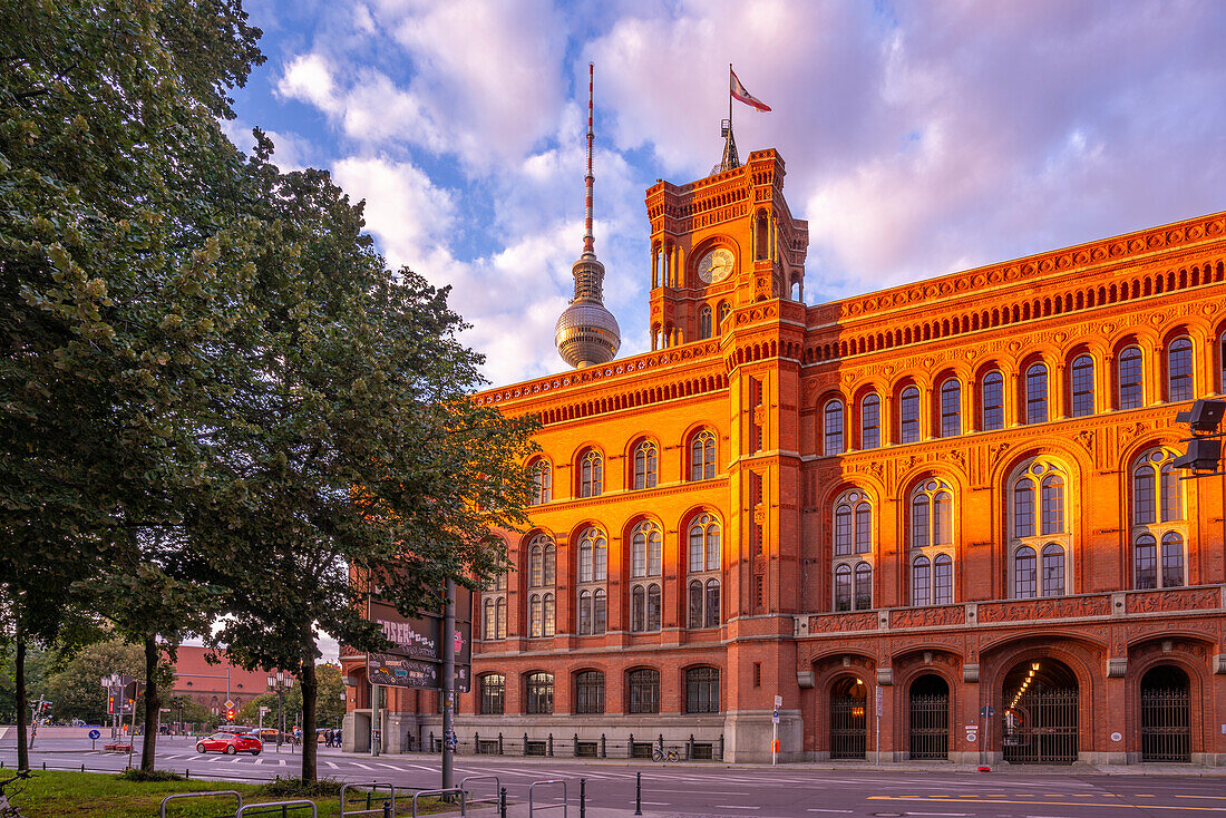 Blick auf das Rote Rathaus bei Sonnenuntergang, Nikolaiviertel, Berlin, Deutschland, Europa