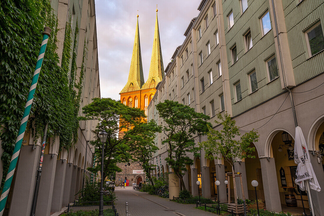 Blick auf die Nikolaikirche bei Sonnenuntergang,Nikolaiviertel,Berlin,Deutschland,Europa
