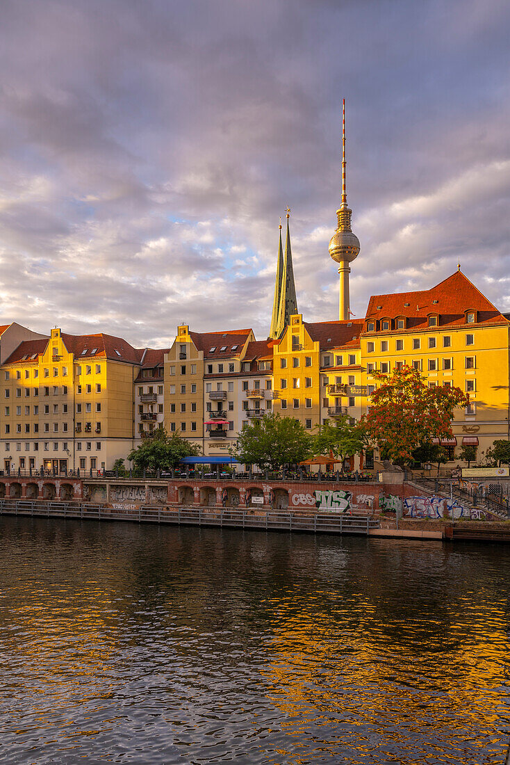 Blick auf die Spree und den Berliner Fernsehturm bei Sonnenuntergang,Nikolaiviertel,Berlin,Deutschland,Europa