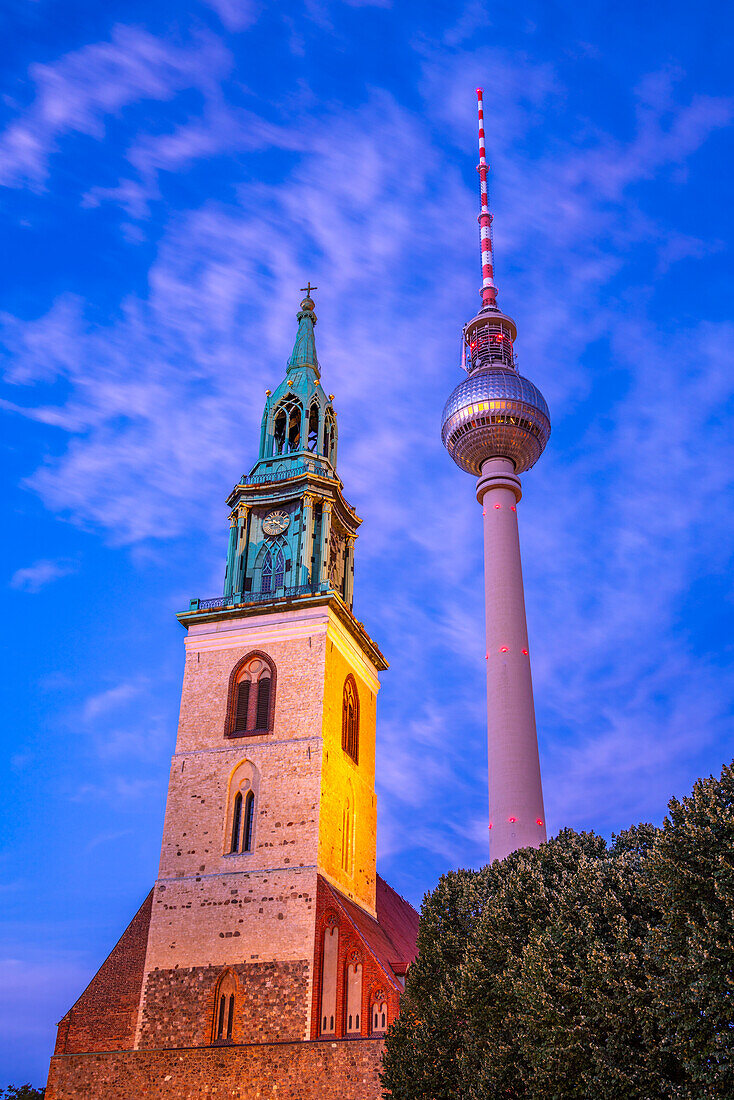 Blick auf Berliner Fernsehturm und Marienkirche in der Abenddämmerung,Panoramastrasse,Berlin,Deutschland,Europa