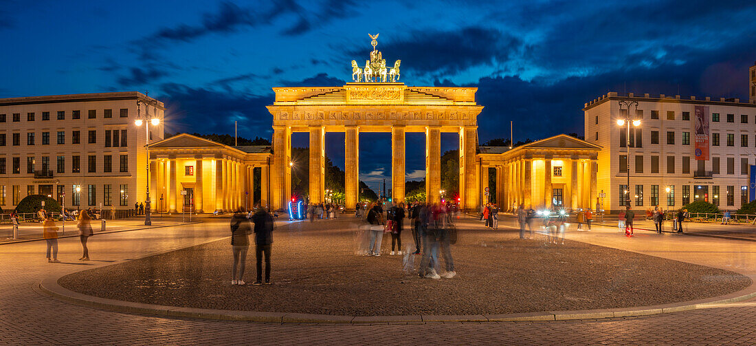 Blick auf das Brandenburger Tor in der Abenddämmerung,Mitte,Berlin,Deutschland,Europa