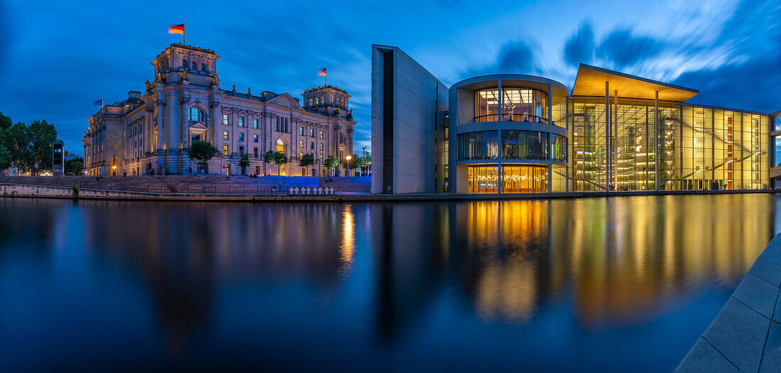 Blick auf die Spree und den Reichstag und das Paul-Löbe-Haus in der Abenddämmerung,Mitte,Berlin,Deutschland,Europa