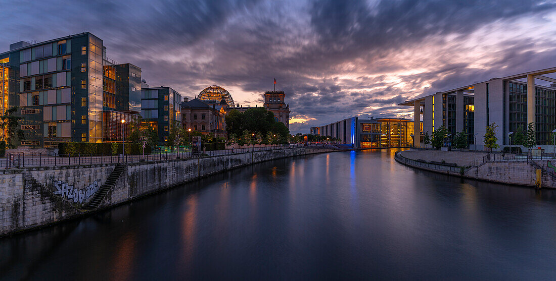 Blick auf die Spree und das Reichstagsgebäude bei Sonnenuntergang,Mitte,Berlin,Deutschland,Europa