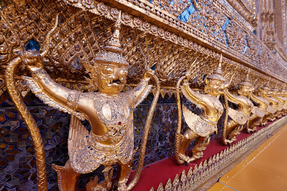 Goldene Skulpturen von Garuda und Naga, Wat Phra Kaew (Tempel des Smaragdbuddhas), Bangkok, Thailand, Südostasien, Asien