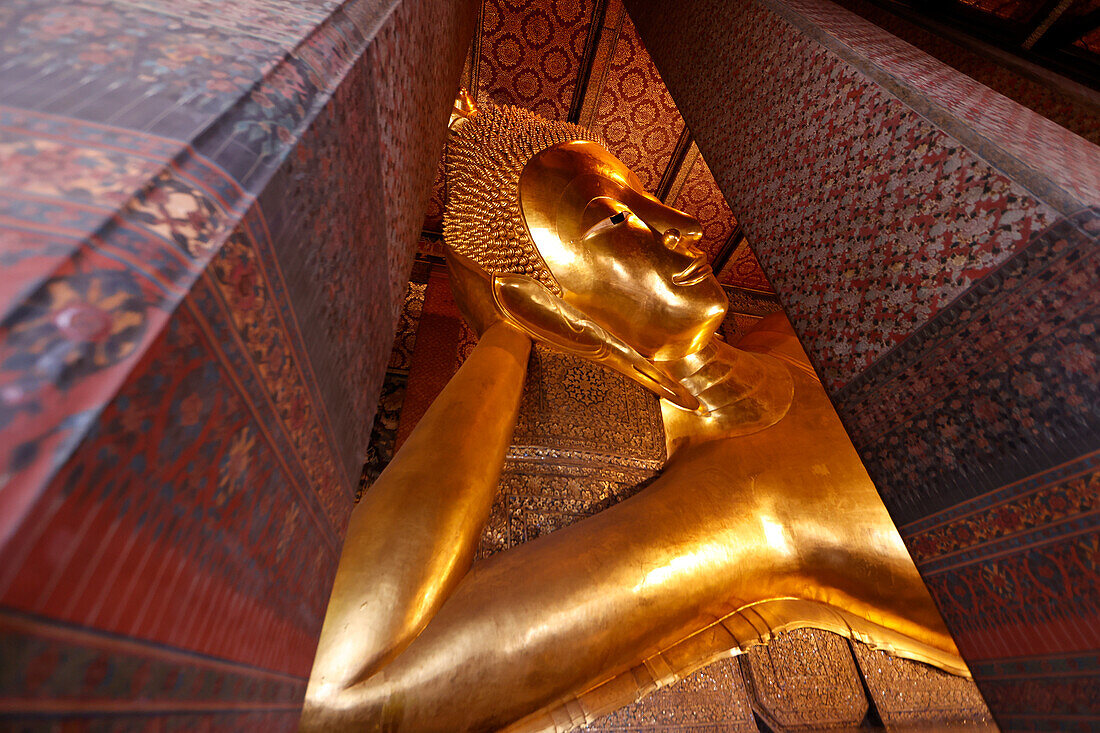 Wat Pho (Tempel des liegenden Buddha), große liegende goldene Buddha-Statue (Phra Buddhasaiyas), Bangkok, Thailand, Südostasien, Asien