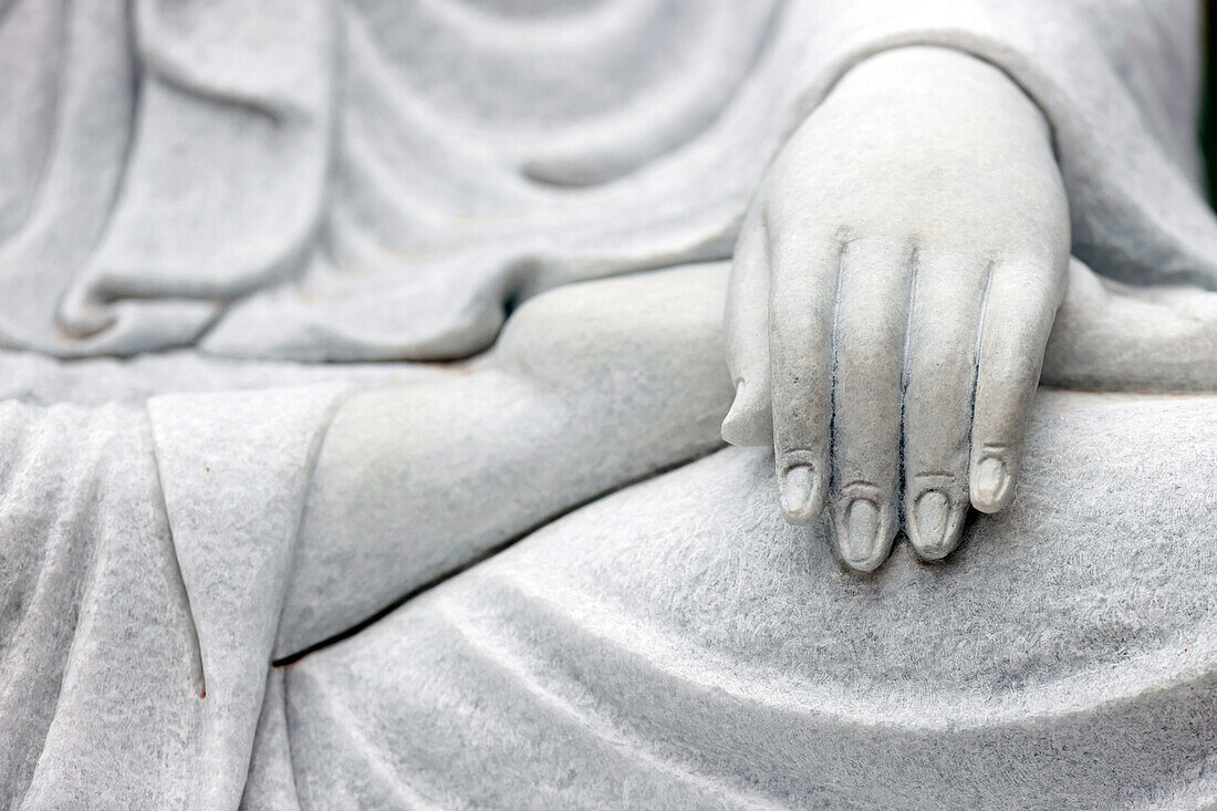 Hand der Marmorstatue der Göttin der Barmherzigkeit und des Mitgefühls, Bodgisattva Avalokitshevara (Guanyin) (Quan Am), Tinh That Quan Am Pagode, Dalat, Vietnam, Indochina, Südostasien, Asien