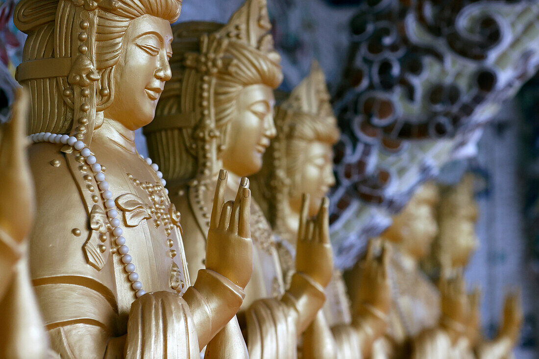 Guanyin (Quan Am) (Göttin der Barmherzigkeit und des Mitgefühls) (Bodhisattva Avalokiteshvara), Linh Phuoc Buddhistische Pagode, Dalat, Vietnam, Indochina, Südostasien, Asien