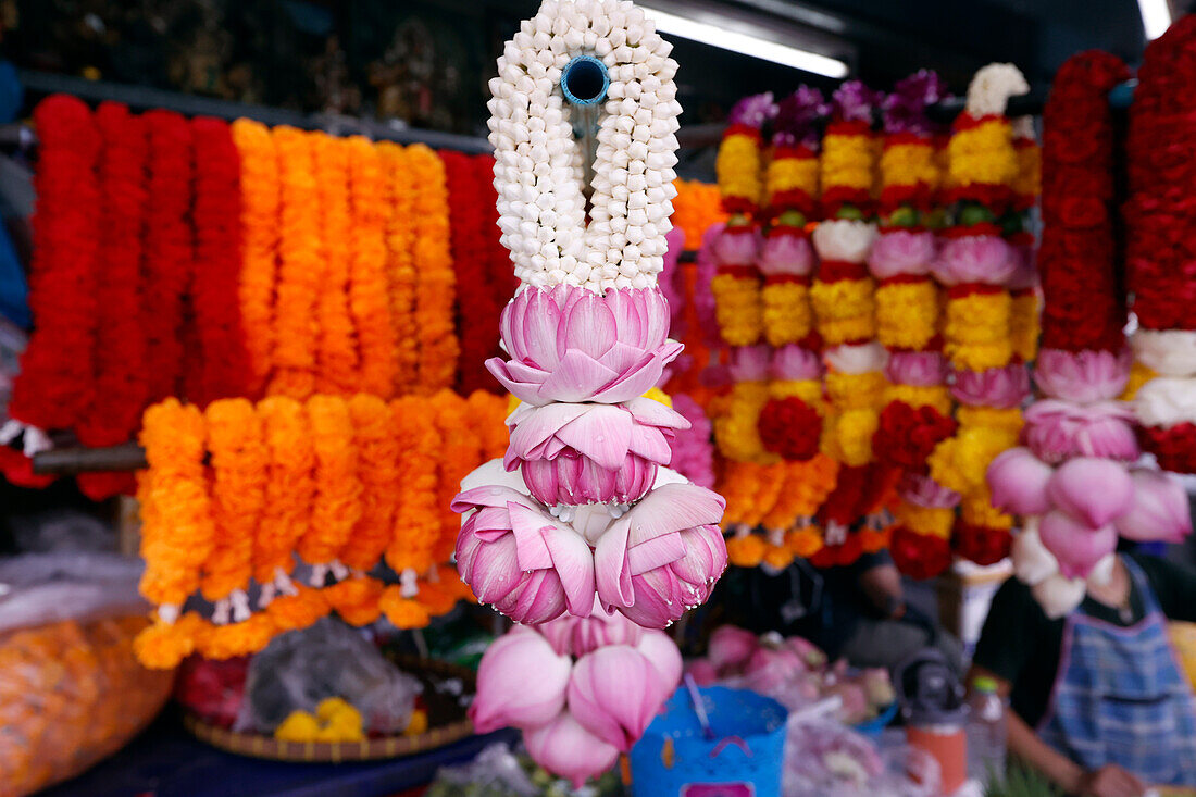 Blumengirlanden als Tempelopfer für Hindu-Zeremonie, Indischer Blumenladen am Sri Maha Mariamman Tempel, Bangkok, Thailand, Südostasien, Asien