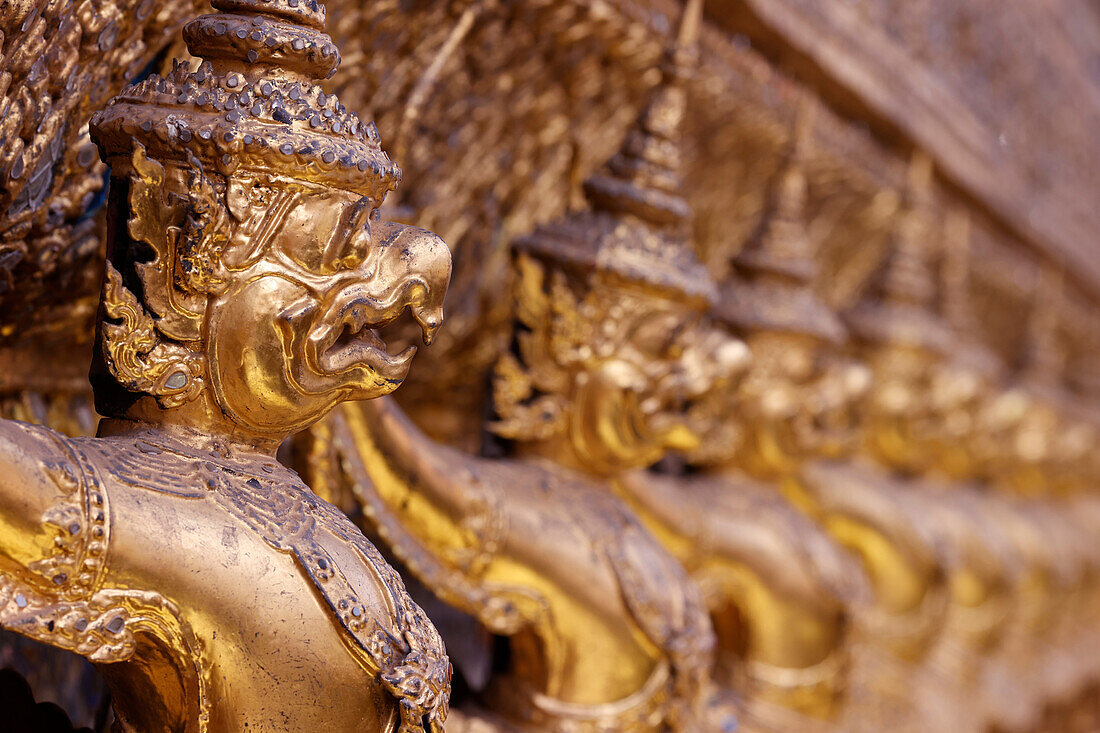 Goldene Skulpturen von Garuda und Naga, Wat Phra Kaew (Tempel des Smaragdbuddhas), Bangkok, Thailand, Südostasien, Asien