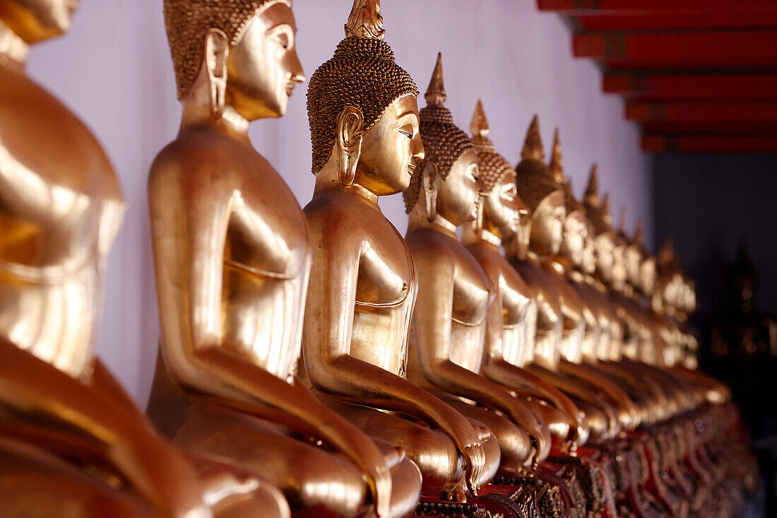 Reihe goldener Buddha-Statuen, Geste des Erdzeugen, Wat Pho (Tempel des liegenden Buddhas), Bangkok, Thailand, Südostasien, Asien